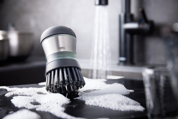 SWIFT dishwashing brush with detergent dispenser